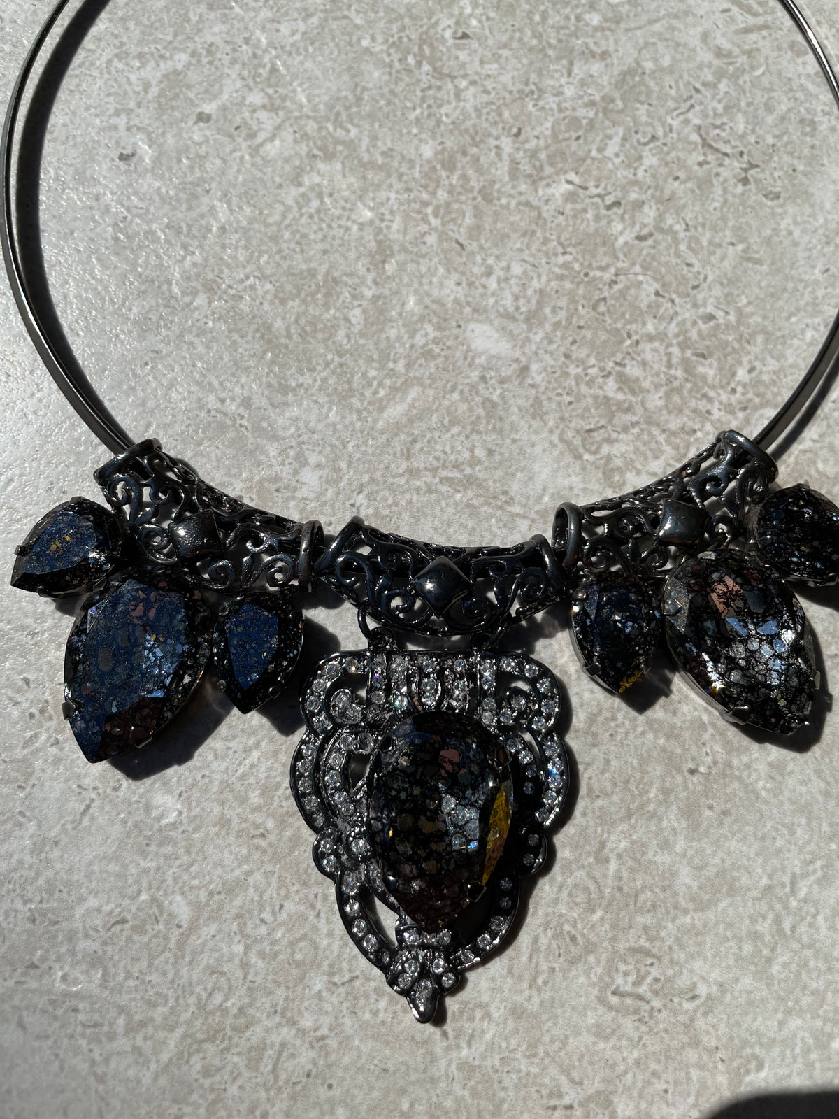 MIRVANA TRIPPLE PENDANT CHOKER