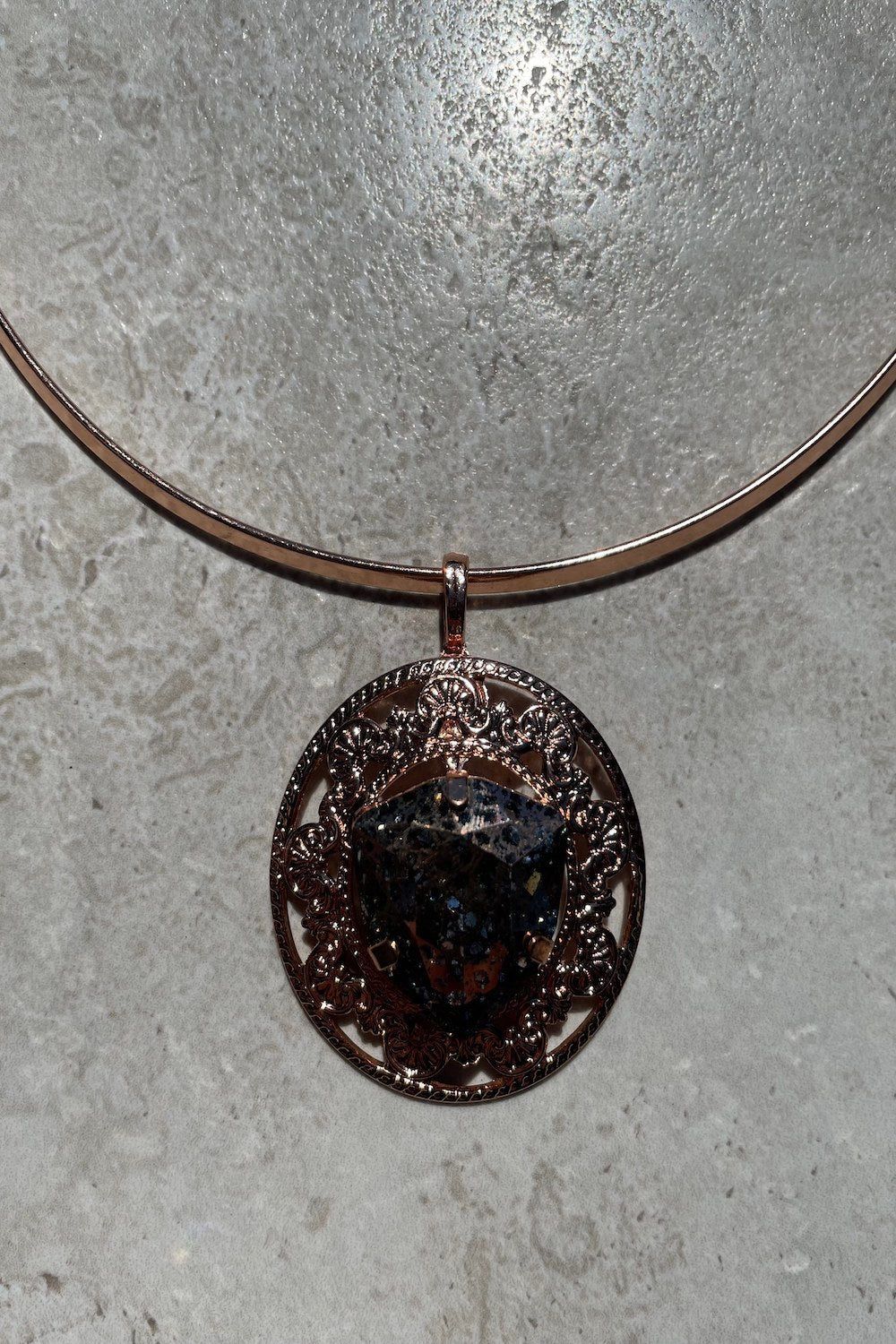 ARCADIA DISC CHOKER ROSE GOLD